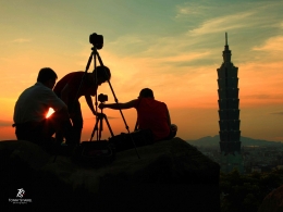 Fotografer bersiap memotret Taipei 101 jelang sunset. Sumber: dokumentasi pribadi