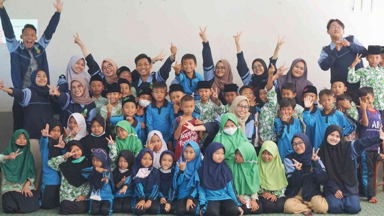 Foto Bersama Mahasiswa KKN MMK 32 Dengan Anak-anak SD Islam Terpadu Gintungan