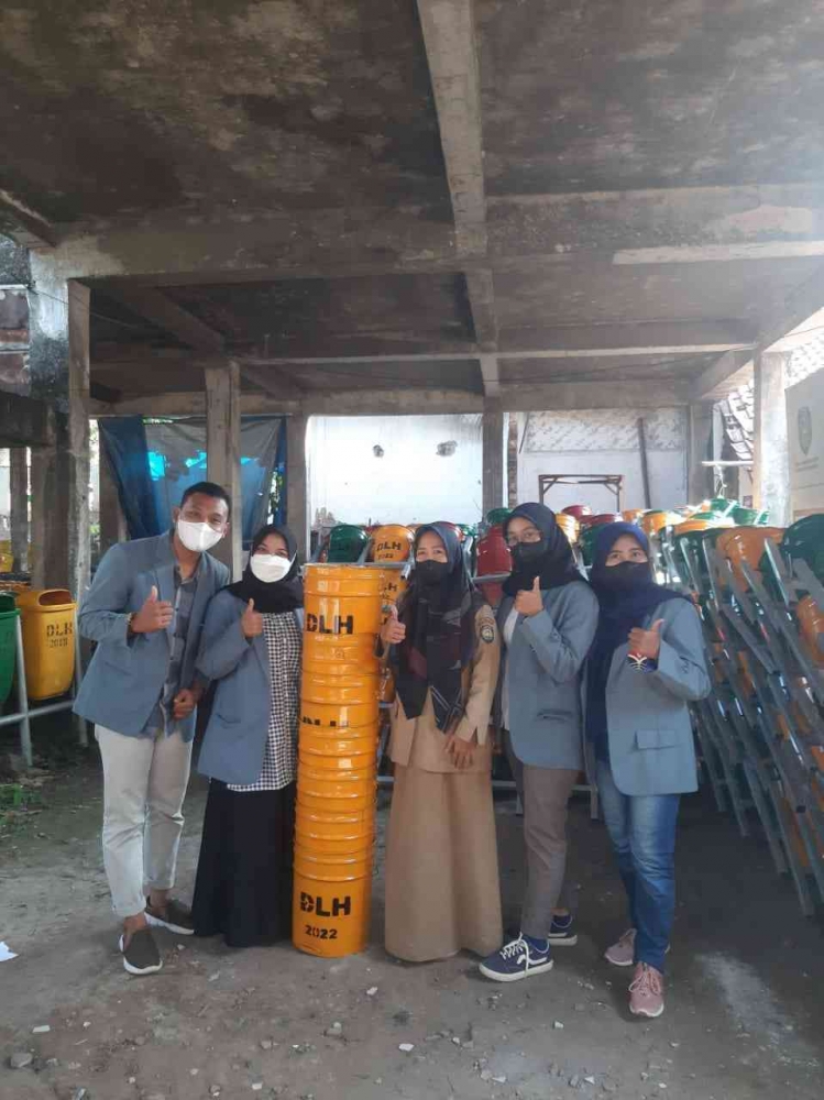 Pengambilan tong sampah dari Dinas Lingkungan Hidup Indramayu/Dokumentasi pribadi