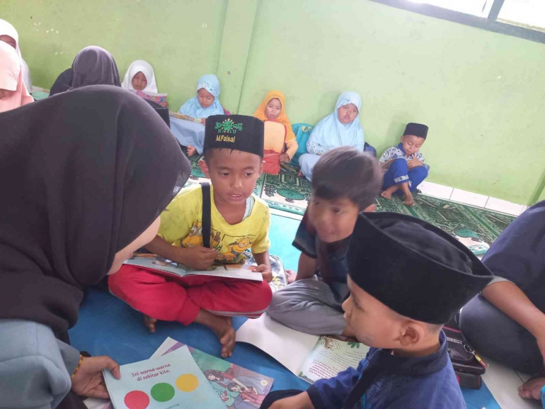 Bimbingan Belajar Calistung di Madrasah Lebak Gede, Kamis (04/08). Dokpri