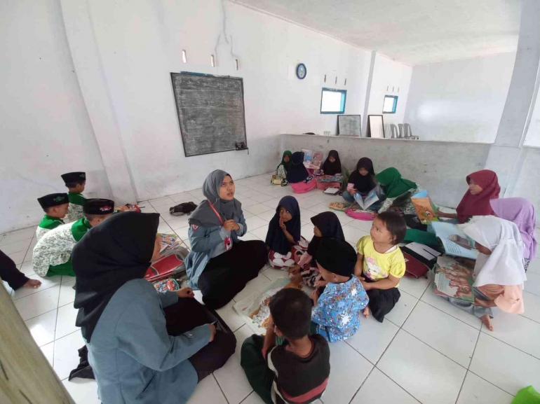 Bimbingan Belajar Calistung di Madrasah Monggor, Rabu (03/08). Dokpri