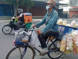 Seorang wanita penjual kerupuk di Jl. Raya Bantul-Jogja. | Dokumen pribadi