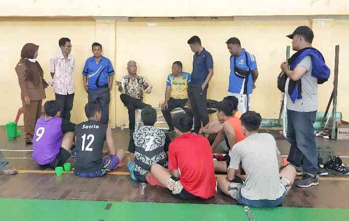 Foto : Ketua PBVSI Labuhanbatu (pakai batik) saat menemui atlet putra di GOR Rantauprapat. (Foto/Koko)