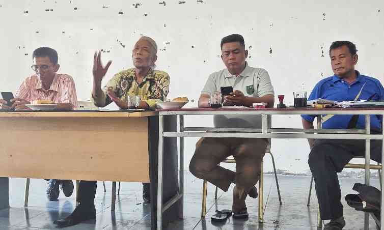 Foto : Ketua PBVSI Labuhanbatu (pakai batik) saat rapat persiapan Babak 16 Besar Pra Porprop Sumut. (Foto/Koko)