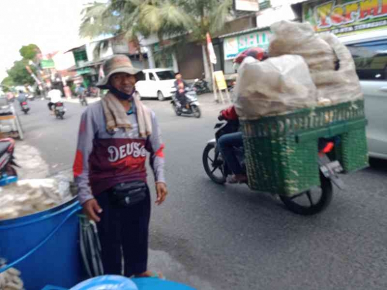 Pedagang kerupuk dengan sepeda motor melintas di dekat Kang Jajang | Dokumen pribadi.