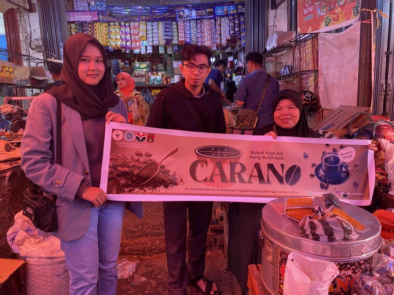 Mahasiswa KKN UPI menyerahkan banner kopi Carano kepada Ibu Wen selaku owner kopi Carano (Dokpri)