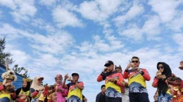 Bapak-bapak Walikota Se-Indonesia menikmati Teh Talua buatan Istri dalam Lomba Marandang dan Teh Talua. Sumber: padang.tribunnews.com