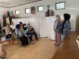 Sesi tanya jawab bersama warga RW 03 Kelurahan Babakan Ciamis Kota Bandung. Sumber: dokumentasi pribadi
