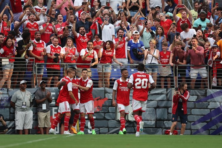 Tim Arsenal merayakan gol saat melawan Everton pada pertandingan persahabatan pramusim di Stadion M&T Bank pada 16 Juli 2022 di Baltimore, Maryland. (Foto: AFP/ROB CARR via kompas.com) 