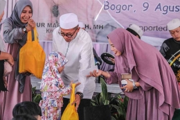 Kepala SMK Makarya Bogor, Nur Mariyah Yazied saat menyantuni anak yatim. (Foto/Aip Kurniawan)