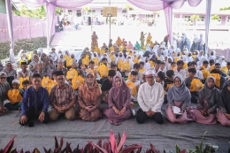 Foto bersama Kepala SMK Makarya Bogor bersama para staff guru dan 100 anak yatim Se-Kecamatan Rancabungur. (Foto/Aip Kurniawan)