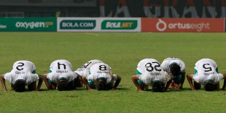 Para pemain Indonesia melakukan sujud syukur usai mencetak gol ke gawang Myanmar di Piala AFF U19, Juli 2022 lalu. FOTO: Twitter/PSSI