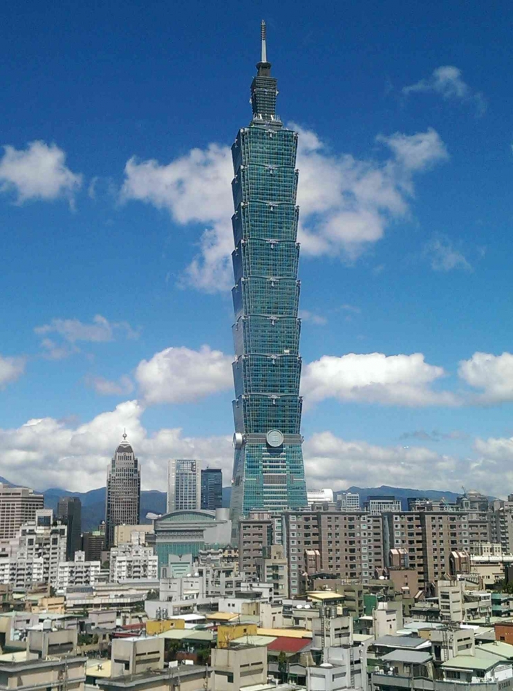 Perhatikan struktur Taipei 101 yang unik. Sumber: Anthony Santiago101 via wikimedia.org