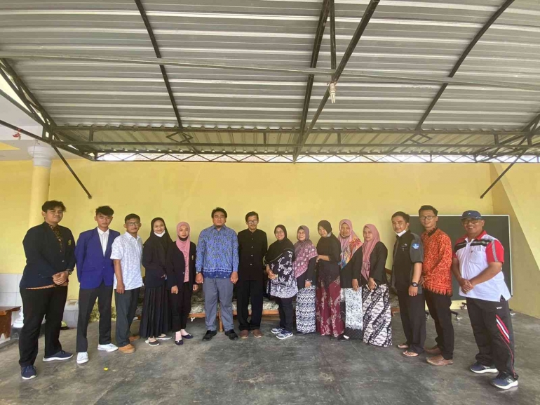 Foto bersama mahasiswa Kampus Mengajar Angkatan 3 bersama kepala sekolah dan dewan guru SDN 9 Kalibaru Wetan (Dokpri)