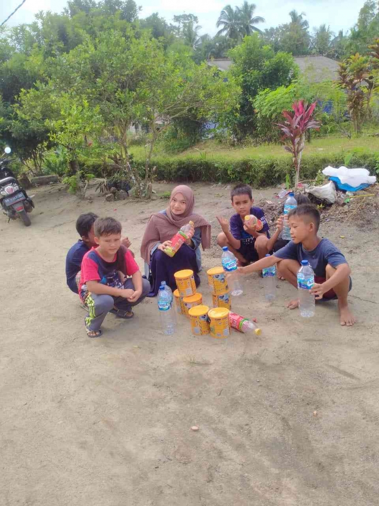 Mengajak Beberapa Anak di Kelurahan Belinyu Mencari Botol Plastik dan Kaleng Bekas/dokpri