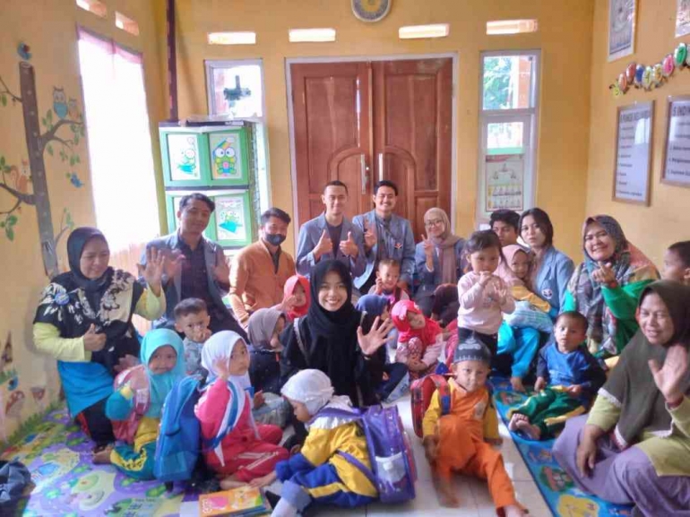 Foto Bersama dengan Tenaga pengajar dan Anak PAUD Cempaka RW 05 (Dok. pribadi)