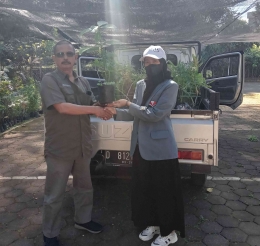 Penyerahan 200 tanaman dari UPTD SPTH Jawa Barat kepada Mahasiswi KKN UPI 2022/dokpri