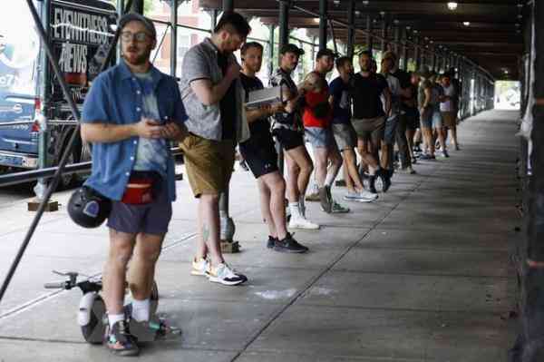  Orang-orang mengantre untuk mendapatkan vaksinasi cacar monyet di New York, AS pada 17 Juli 2022. (Foto: AFP/VNA)