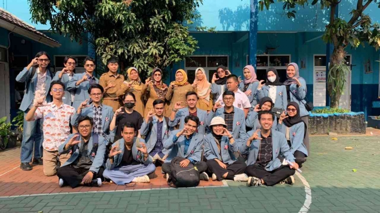 Dokumentasi foto bersama dengan Kepala Sekolah dan jajaran guru/dokpri