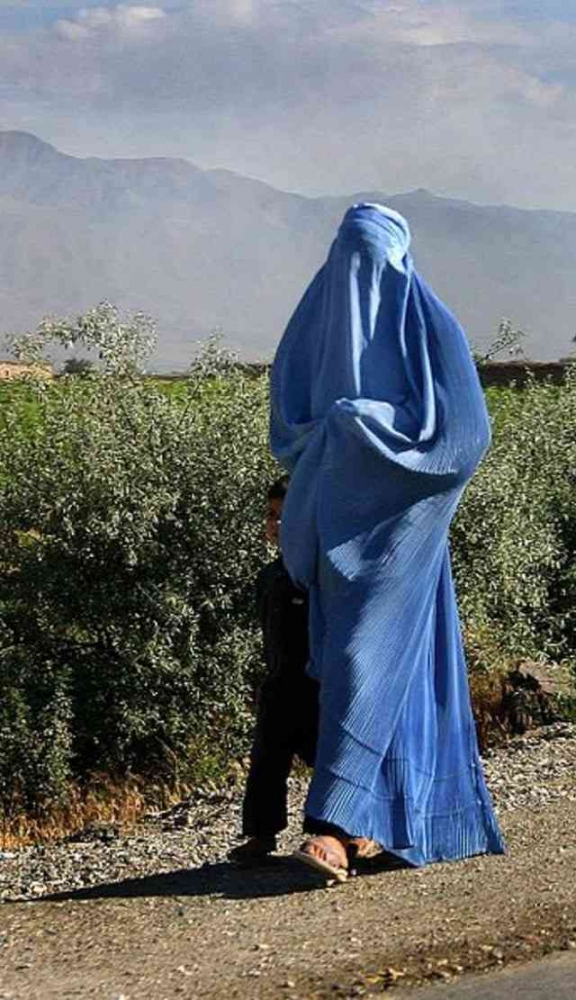 Wanita Pakai Burqa Tertutup, Foto Dok. Hijab Lifestyle, By. Wikipedia