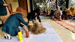 Demonstrasi pembuatan pupuk organik dari limbah jerami/dokpri