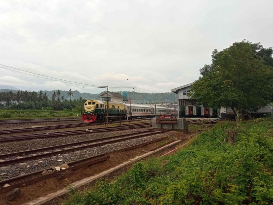 Lokomotif CC 201 83 31 menjemput rangkaian Sritanjung di Depo Ketapang. (Sumber: Dokumentasi Pribadi)