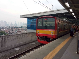 KRL Jakarta Kota-Bogor di Stasiun Manggarai. (Sumber: Dokumentasi Pribadi)
