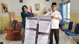 Penyerahan Banner Alur Prosedur Pengajuan SPP-IRT Kepada Kepala Desa Dayeuhluhur  (Dokpri)