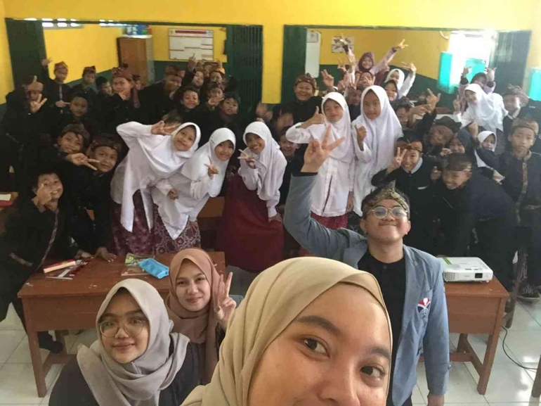 Foto bersama para murid kelas 5 SDN Cihideung Udik 02/dokpri