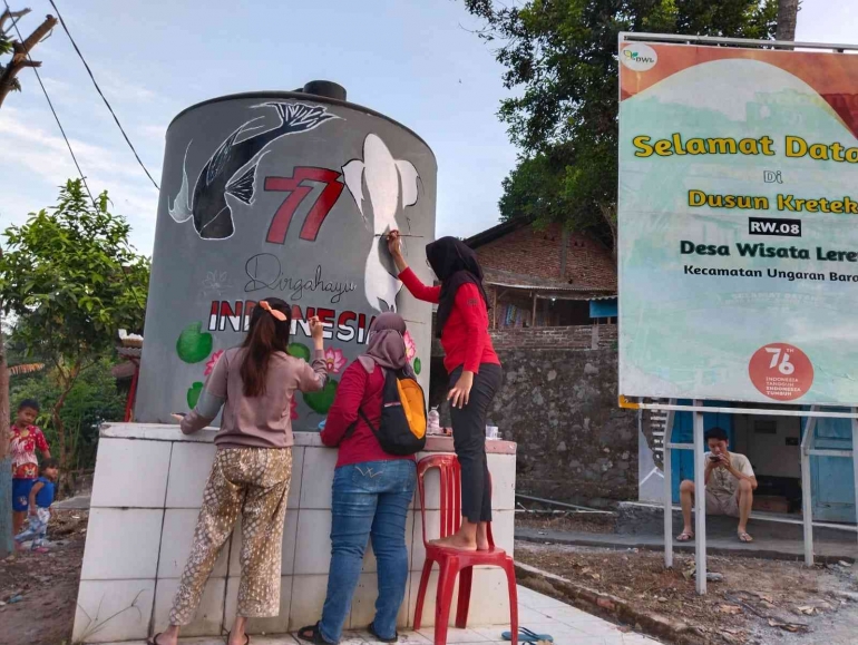 Bangunan Selamat Datang Dusun Kretek, Mahasiswa UNDIP Serukan Semangat Kemerdekaan yang ke-77 melalui Mural