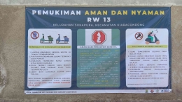 Pemasangan poster mengenai pemukiman aman dan nyaman pada RW 13 Kelurahan Sukapura/dokpri