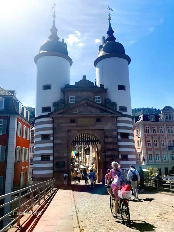 Gerbang jembatan tua Heidelberg | foto: HennieOberst 