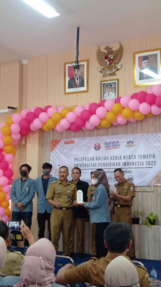 Penyerahan Plakat sebagai Kenang-Kenangan pada Acara Pelepasan KKN Tematik UPI 2022. dokpri