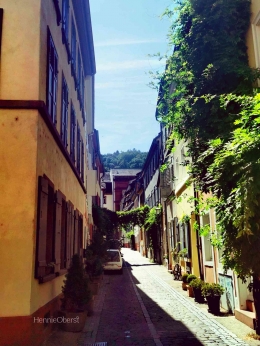 Satu jalan kecil di sekitar rumah penduduk | foto: HennieOberst 
