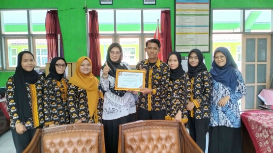 Foto bersama kepala sekolah SDN 3 Tanjungmulya. Dokpri