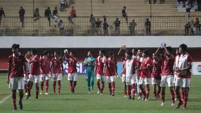 Skuad Garuda Asia usai selebrasi kemenangan di hadapan suporter di Stadion Maguwoharjo Sleman (Foto Antara/Andreas Fitri Atmoko).