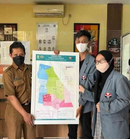 Penyerahan peta persebaran “Wanita yang Bekerja” kepada pihak Kelurahan Gegerkalong (9/8/2022). Dok. pribadi.