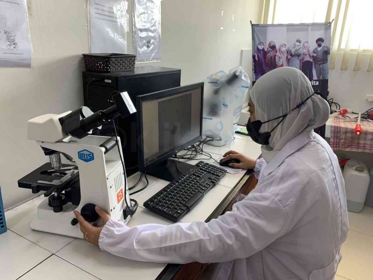 Mahasiswa Universitas Ahmad Dahlan (UAD) melakukan uji laboratorium terhadap sampel air hujan di Yogyakarta (Foto: Istimewa) 