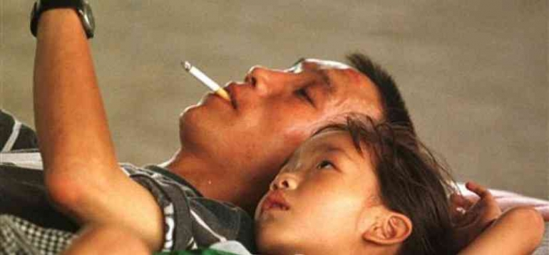 Ilustrasi orangtua merokok, sumber : www.mnn.com 