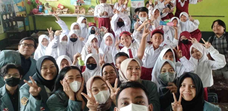 Foto bersama siswa/siswi SDN Pangauban 02 setelah kegiatan sosialisasi PHBS/Dokpri