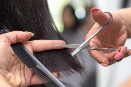 Ilustrasi memotong rambut. (sumber: Shutterstock via kompas.com)