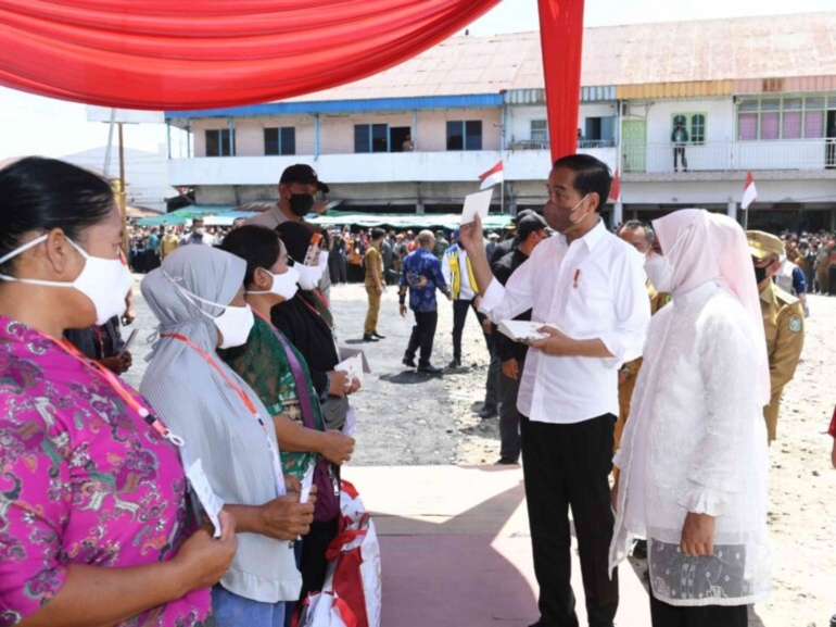 Presiden Joko Widodo dan Ibu Iriana dalam sebuah kunjungan di Kalbar. Foto: presidenri.go.id