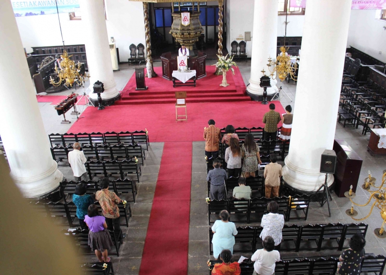 Anggota jemaat GPIB Sion sedang beribadah (Foto:Lex) 