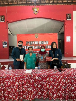 Foto Bersama Ibu Siti Yulianingsih (Kemenkumham) pada saat penyerahan output proker berupa 