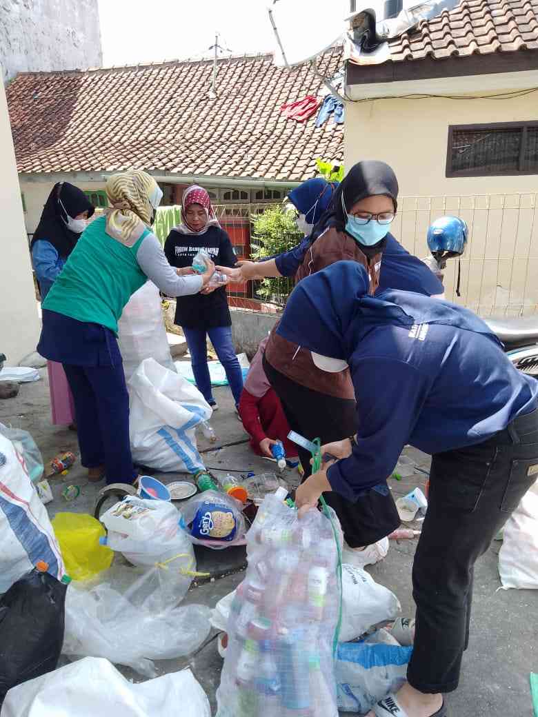 KKN Tematik UPI 2022: Kegiatan Bank Sampah Bersama Ibu-Ibu Kelurahan ...