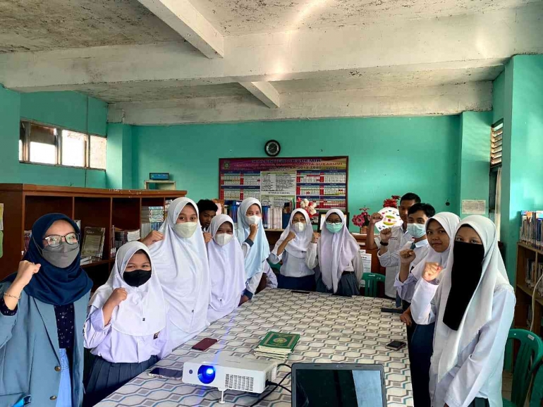Sosialiasi Makanan Sehat dan Gizi Seimbang kepada Siswa SMA Islam Nurul Karomah Sukabumi (Dokpri)