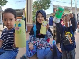 Beberapa hasil karya anak-anak madrasah RW 18 Desa Bojongloa dalam menghias celengan dari botol plastik bekas (dok. pribadi)