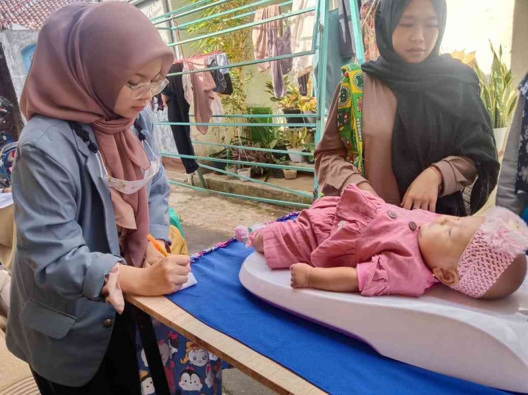 Penimbangan berat badan dan pengukuran panjang bayi di Posyandu Pahing 1. Dokpri