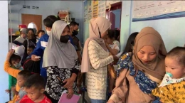 Masyarakat yang mengantri imunisasi anaknya di Kelurahan Citeureup Posyandu RW 9. Sumber: Dokumentasi Pribadi