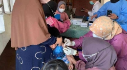 Pelayanan kesehatan atau pemberian imunisasi MR di Kelurahan Citeureup Posyandu RW 15. Sumber: Dokumentasi Pribadi